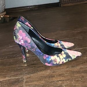 Super cute guess heels 7.5